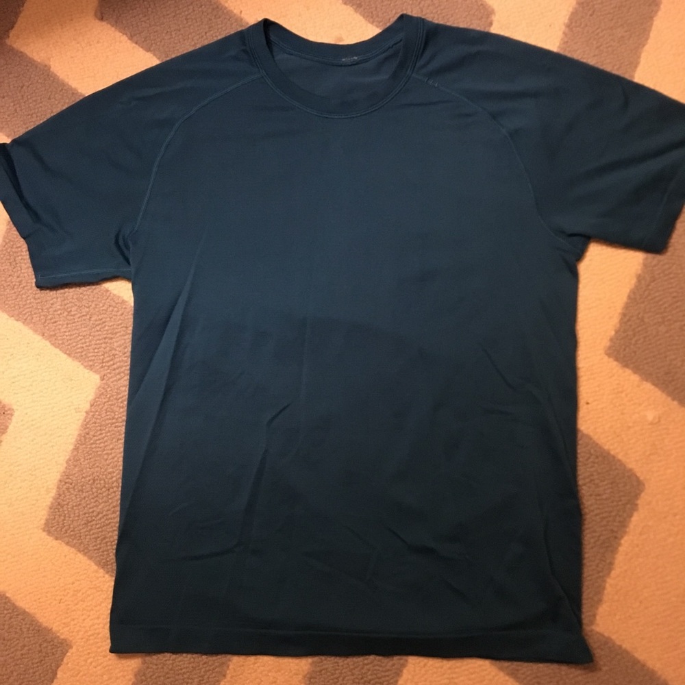 Men’s blue Lululemon shirt